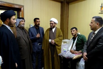 وفد لجنة الإرشاد يزور أحد جرحاها المشاركين بتحرير الجانب الأيمن في الموصل وتكرمه بوشاح أمير المؤمنين (ع)